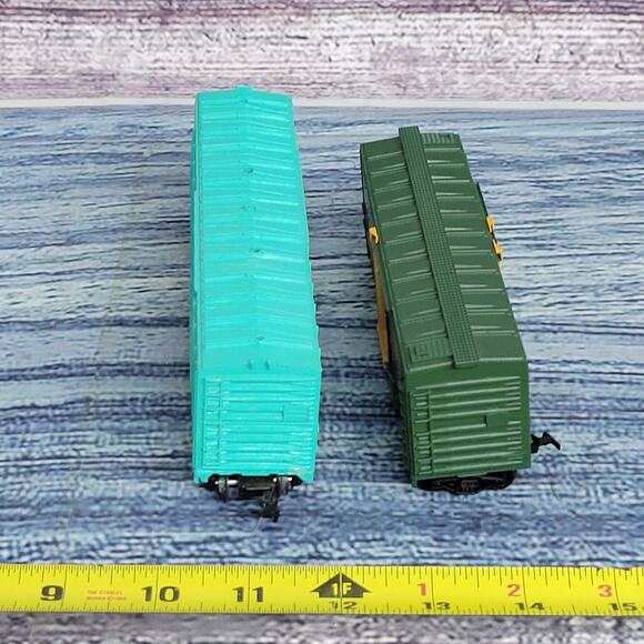 Vintage H.O scale Penn central & MEC train boxcars Turquoise and green - Picture 10 of 11